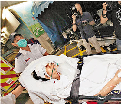 香港启晴邨悦晴楼斩夫案，七旬老夫重伤送院。来源：香港《文汇报》