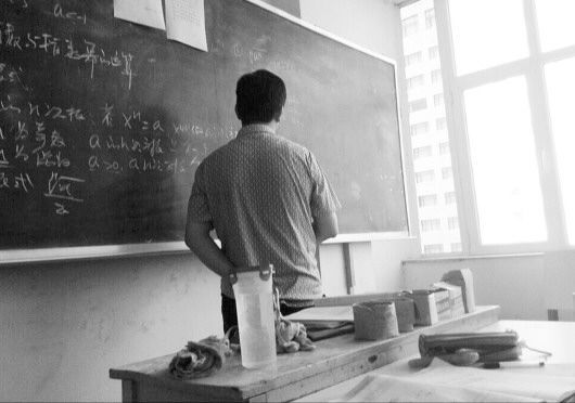 17日,在烟台一家辅导机构,一名数学老师在授课。学生介绍,上课的是高中在职老师。 照片由本报线索人拍摄
