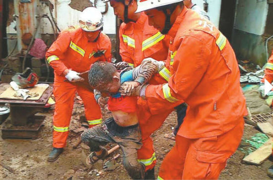 8月4日，在鲁甸县龙头山镇光明村，云南公安消防总队特勤支队的官兵徒手将被埋在废墟中的5岁男童刨出。经检查，孩子只是腿部受伤，但情绪相对稳定。