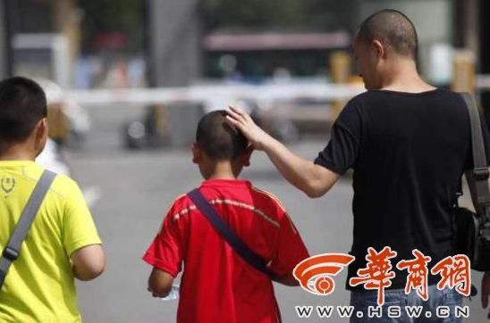 小明的父亲何先生说，孩子回家后和他说了此事，当时他觉得孩子有点委屈。