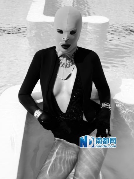 法国时尚杂志以“脸基尼”为灵感拍摄的泳池时尚大片。