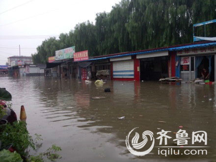槐荫区朱庄市场，由于排水系统被占用，导致大雨积水，很多商铺进了水。