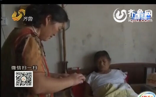 　李大姨照顾婆婆吃药（视频截图）
