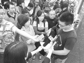 “摩友”蔡锦状告交警一案引起众多媒体关注。　　记者　荆鹏飞　摄