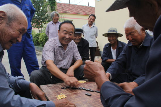 14 一有空闲，刘梅生就会在院子里与老人打扑克、下象棋、讲讲笑话，老人们也非常喜欢与院长交流。一位老人说：就是儿子也比不上呢！