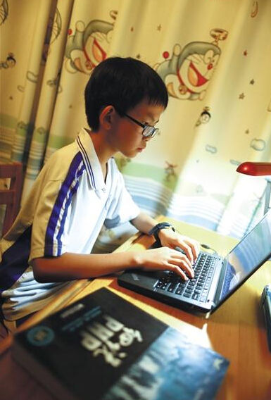 ▲9月26日晚,13岁的汪正扬在编写程序。这位
