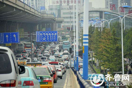 济南长途汽车总站附近高架桥下拥堵的车辆。（齐鲁网记者 满倩 摄）