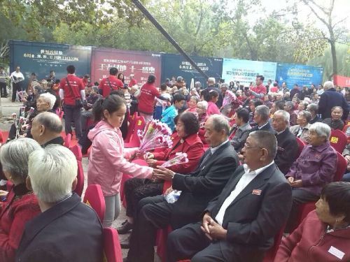 10月2日，重阳节，来自全省的99对金婚老人相聚大明湖畔，共度老人节。齐鲁晚报记者张泰来 摄