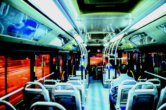 　□记者　马桂路　报道　　10月4日0点10分,夜路605路公交末班车上仍有乘客。