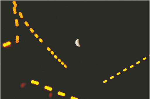 　　8日19:59,千佛山风景区的月食现象。