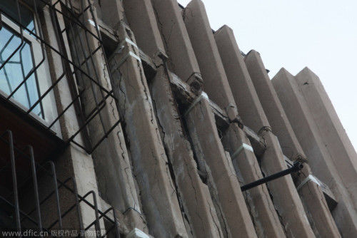 2014年10月8日，山东济南，历山东路2号一居民楼出现楼体柱子多处开裂，用透明胶带捆绑固定的情况。