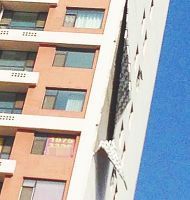 10月25日，淄博中心城区一商业住宅楼的外墙保温层掉了一大片。