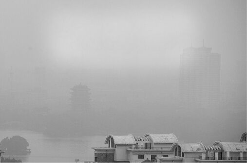 10月31日，山东济南上空被大雾笼罩，在陈家楼附近一处高楼向大明湖望去，超然楼若隐若现。 记者张刚 摄