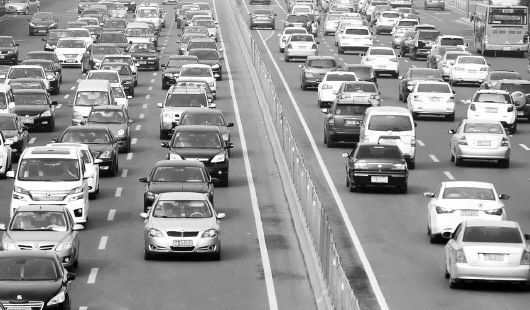 11月6日8点50分,济南经十路依旧拥堵,整体车流量无明显变化。□周青先　报道