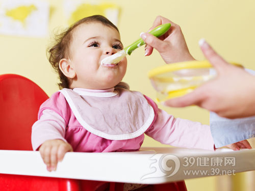 研究表明婴儿早日吃安全鸡蛋有利于防止过敏_