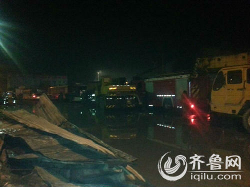 7日凌晨，发生在寿光龙源食品有限公司的火灾已经扑灭（齐鲁网记者 赵锋 摄）