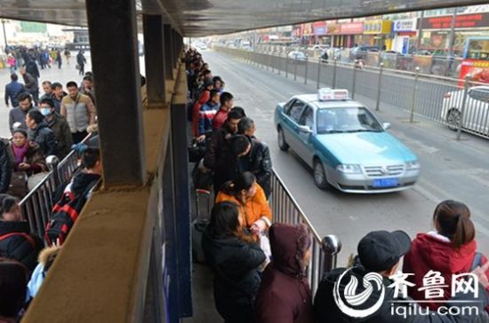 济南部分出租车停运致打车难 崔永元:愿与司机