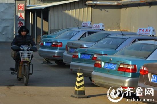 济南部分出租车停运致打车难 崔永元:愿与司机