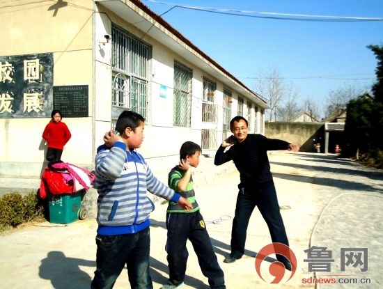 该镇西皋小学学生在老师的指导下“投铅球”