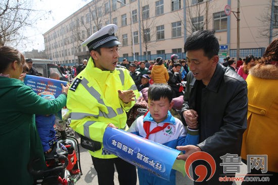 3月16日蒙阴交警向学生家长宣传交通安全知识