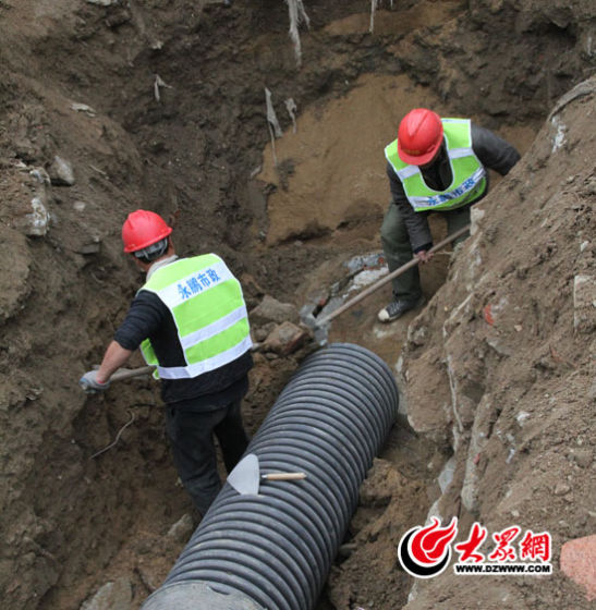 施工人员对工地雨水管道进行重新规划