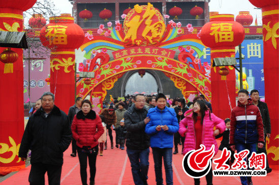 临沂国际影视城第九届新春文化庙会暨红高粱主题灯会期间，游人如织。