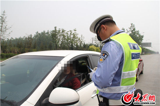 民警对过往车辆进行检查。