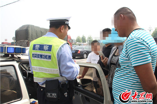在经过民警耐心劝导后，该驾驶员接受了处罚。