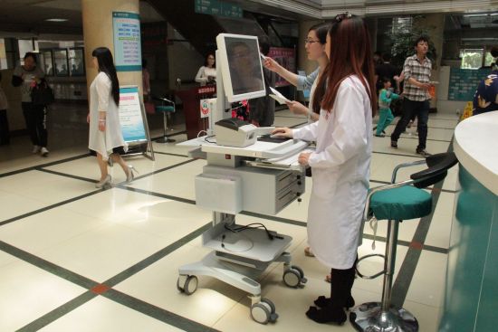 淄博市中心医院正式使用移动挂号车