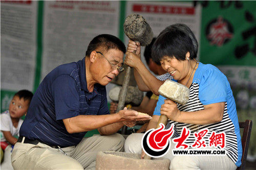 7月12日，种粮老汉杨继敏（左）在山东省郯城县采莲湖稻麦种植农民专业合作社查看网店销售“夯米”的质量。
