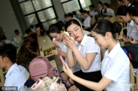 济南:空姐招聘进高校 吸引200多名大学生应试