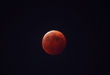 红月悬空：青岛红月亮